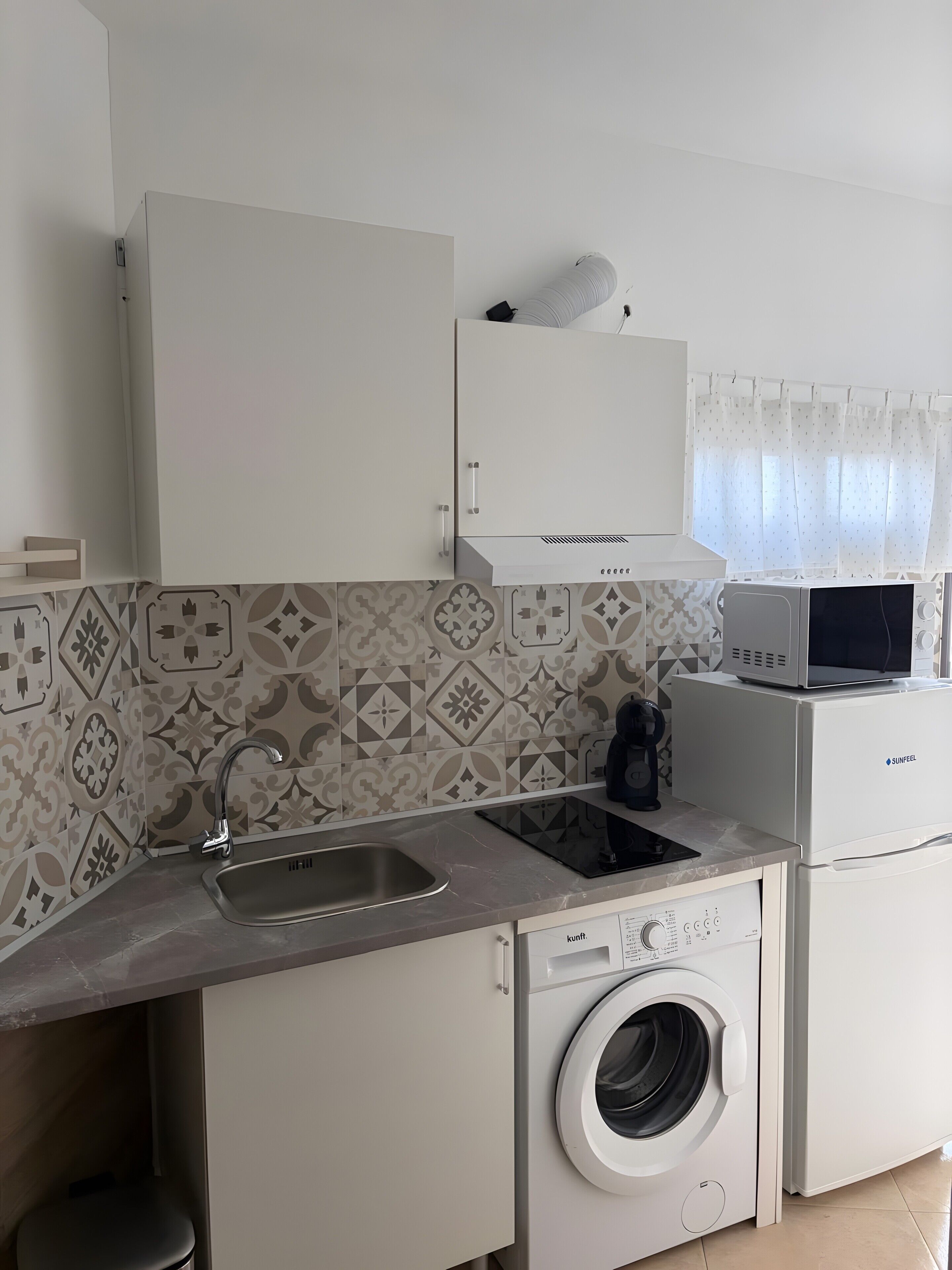 Frigorífico, microondas, placa de cocina y cafetera o tetera