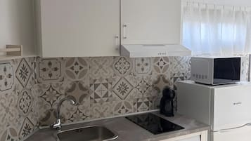 Frigorífico, microondas, placa de cocina y cafetera o tetera