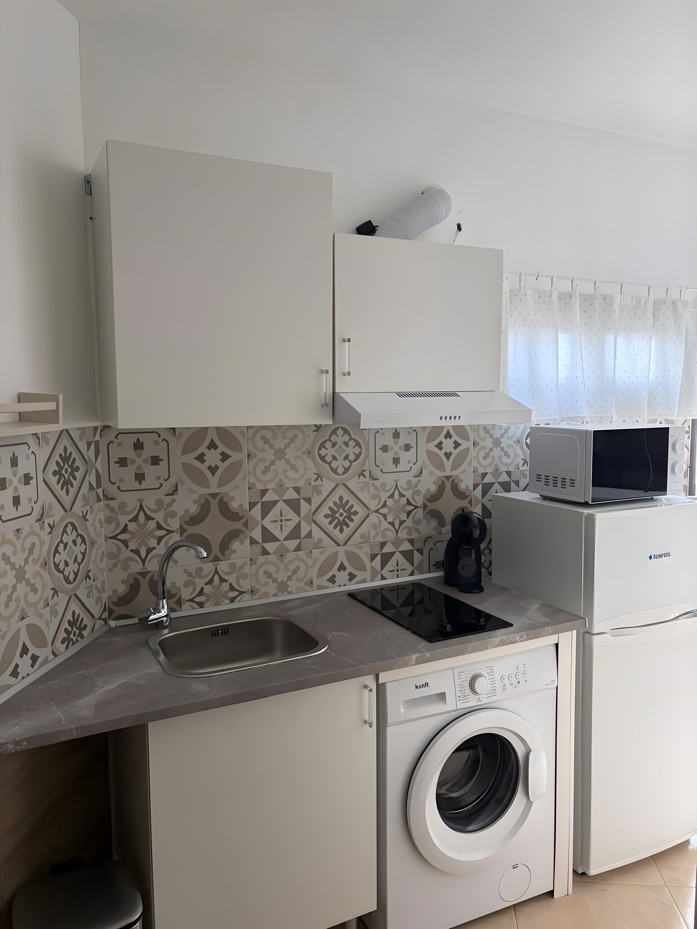 Een koelkast, een magnetron, een kookplaat