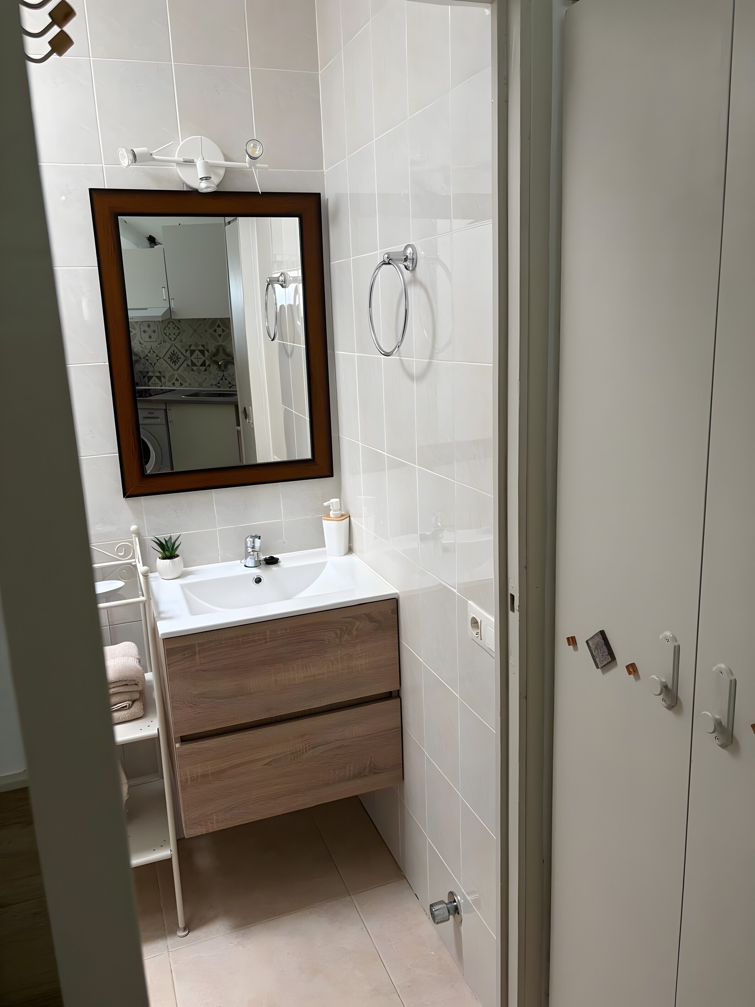 Ducha, secador de pelo y toallas