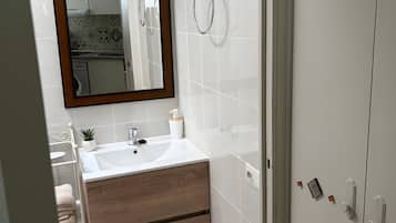 Ducha, secador de pelo y toallas