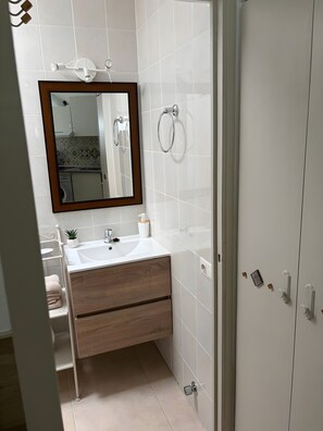 Dusch, hårtork och handdukar