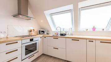 Een koelkast, een microgolfoven, een oven, een kookplaat