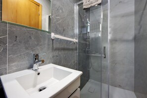 Shower, towels - Room 'Quarto 2' with Mountain View, Wi-Fi and Air Conditioning (Rossas)