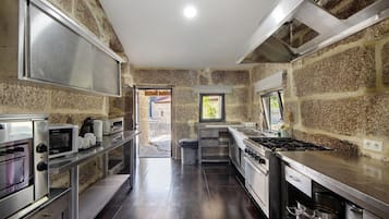 Oven, stovetop, electric kettle, toaster