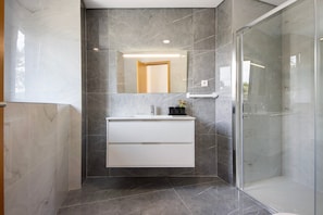 Douche, serviettes fournies