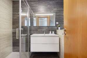 Shower, towels