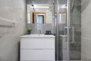 Een douche, handdoeken