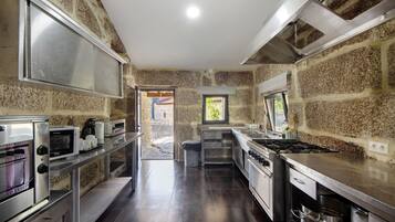 Uuni, liesi, vedenkeitin, leivänpaahdin