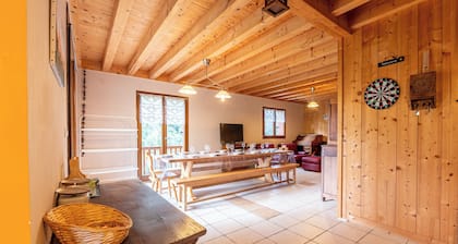Chalet 'Le Revers' with Mountain View, Private Terrace and Private Garden