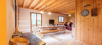 Chalet 'Le Revers' with Mountain View, Private Terrace and Private Garden