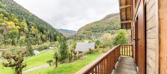 Chalet 'Le Revers' with Mountain View, Private Terrace and Garden