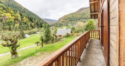 Chalet 'Le Revers' avec vue sur montagne, terrasse privée et jardin privé