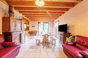 TV - Chalet 'Le Revers' with Mountain View, Private Terrace and Private Garden (Aillon-le-jeune)