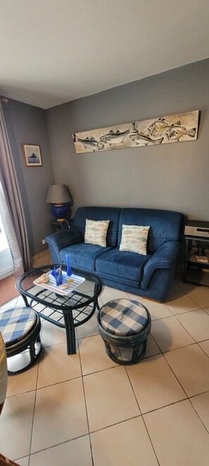 Een televisie, een dvd-speler en een stereo