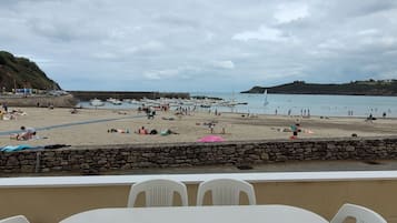 Una spiaggia nelle vicinanze