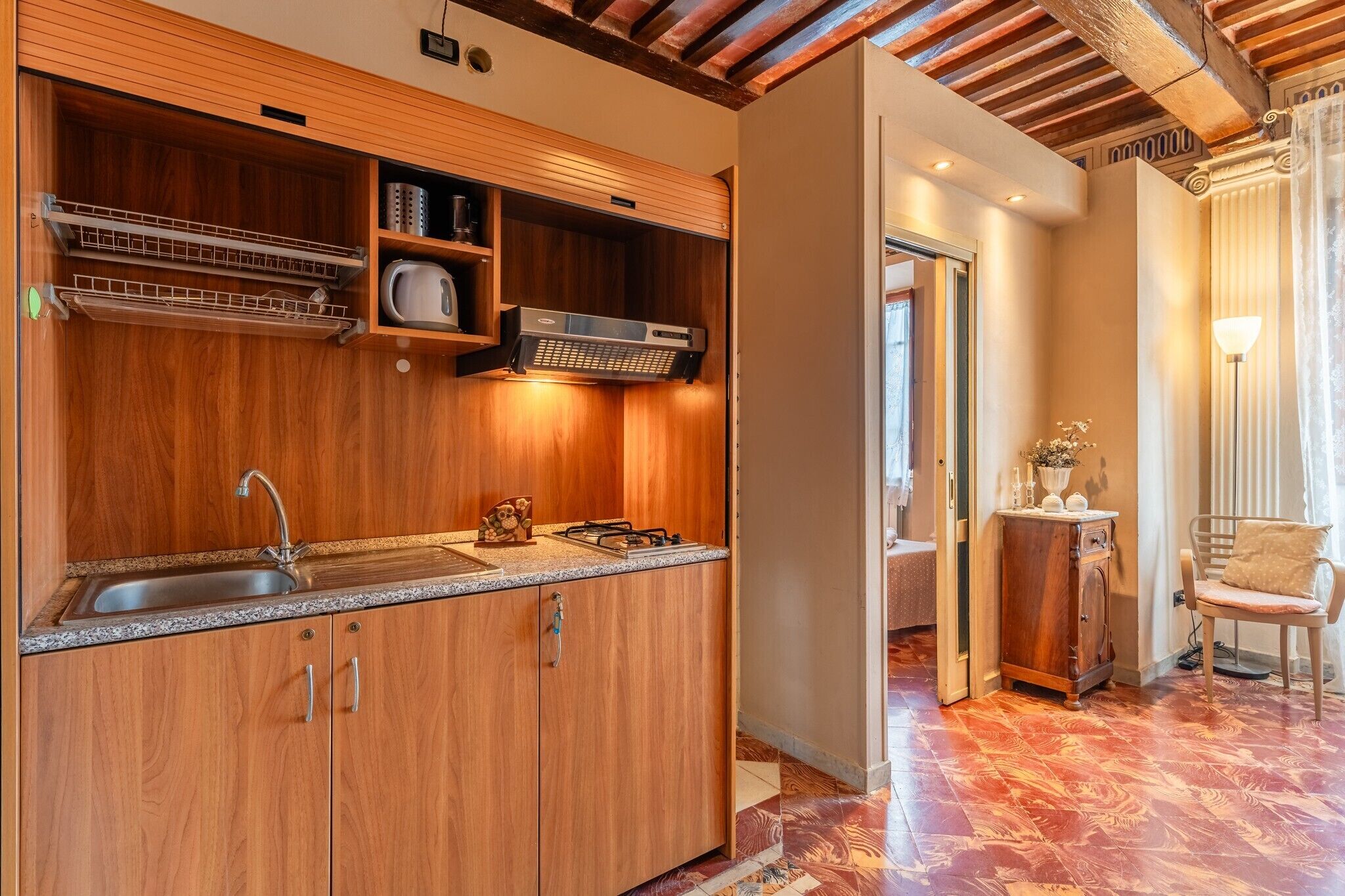 Kühlschrank, Mikrowelle, Herdplatte, Wasserkocher mit Kaffee-/Teezubehör