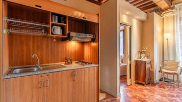 Kühlschrank, Mikrowelle, Herdplatte, Wasserkocher mit Kaffee-/Teezubehör