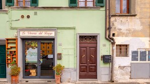 Un edifici amb una façana on es pot llegir 'La Vineria del Borgo'.