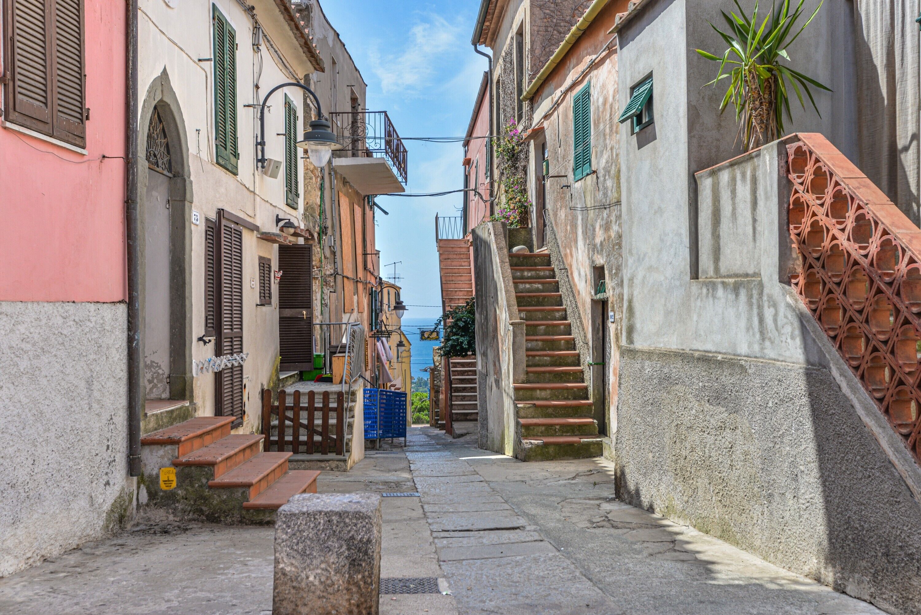 المنطقة المحيطة بالمنشأة