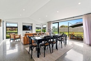 Dining - Luxe on Larches Lane - Kinloch (Taupo)