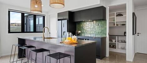 Microondas, horno, parrilla de estufa y lavavajillas