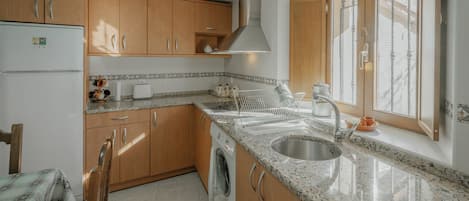 Réfrigérateur, four à micro-ondes, un four, surface de cuisson