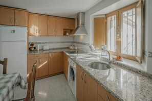 Fridge, microwave, oven, stovetop - Country House 'La Cabaña' with Mountain View, Private Garden and Wi-Fi (MERINDAD DE MONTIJA)