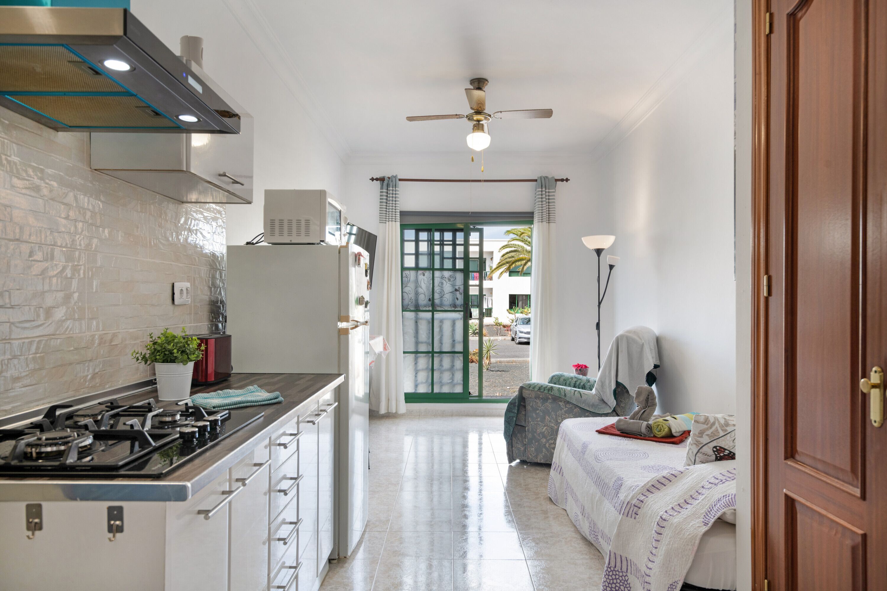 Kylskåp, mikrovågsugn, spishäll och kaffe- och tebryggare