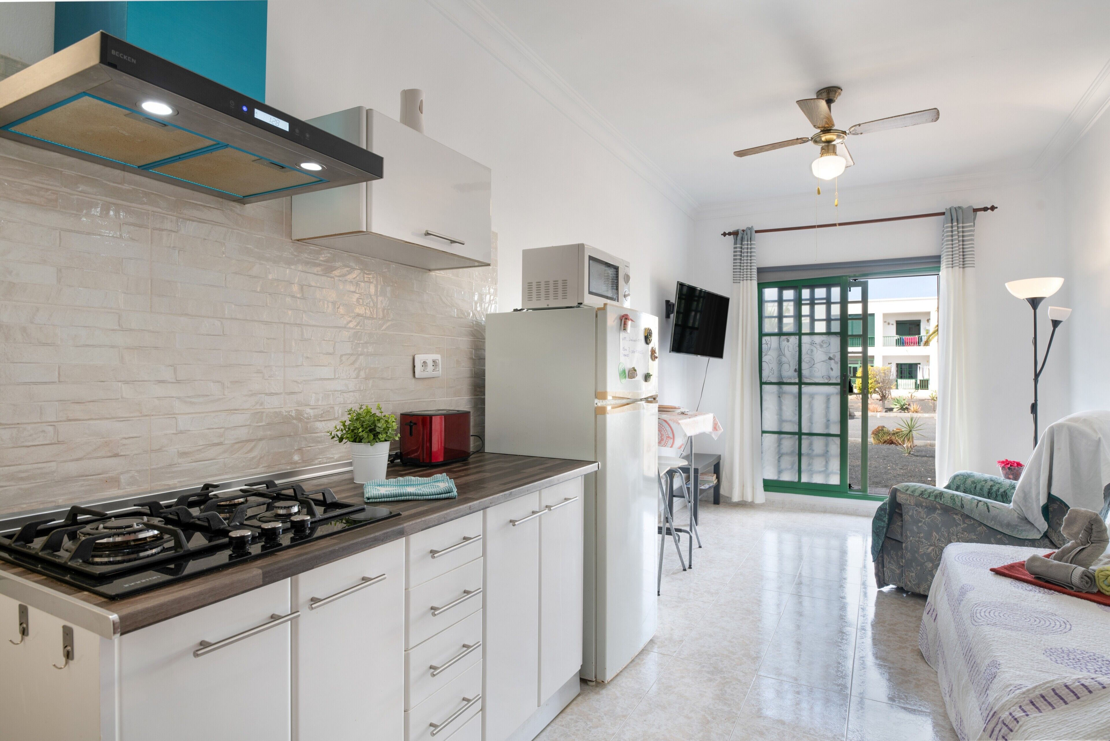 Frigorifero, microonde, piano cottura, macchina per tè/caffè