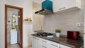 Eine moderne Küche mit Herd, Toaster und Topfpflanzen.