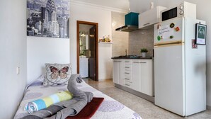 Ein Schlafzimmer mit Bett, Kopfkissen und Decke.