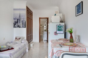 1 habitación, tabla de planchar con plancha, wifi gratis y ropa de cama 