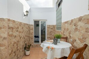 Outdoor dining - Vacation Apartment 'Loft Valentina 2' with Shared Pool, Shared Terrace and Wi-Fi (Montaña Roja)