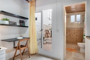 Shower, hair dryer, towels - Vacation Apartment 'Loft Valentina 2' with Shared Pool, Shared Terrace and Wi-Fi (Montaña Roja)