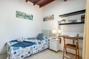 1 soverom, strykejern/-brett, wi-fi (inkludert) og sengetøy