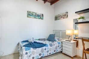 1 bedroom, iron/ironing board, free WiFi, bed sheets - Vacation Apartment 'Loft Valentina 2' with Shared Pool, Shared Terrace and Wi-Fi (Montaña Roja)