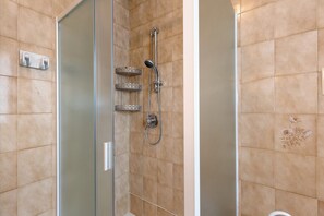 Dusche, Haartrockner, Handtücher