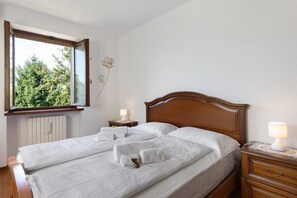 2 bedrooms, iron/ironing board, free WiFi, bed sheets - Holiday Home 'Villetta Singola' with Lake View, Private Terrace and Wi-Fi (San Zeno di Montagna)