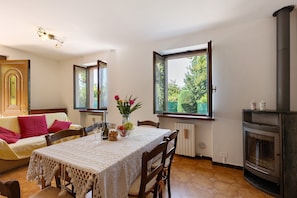 TV, fireplace - Holiday Home 'Villetta Singola' with Lake View, Private Terrace and Wi-Fi (San Zeno di Montagna)
