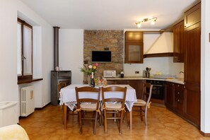 Dining - Holiday Home 'Villetta Singola' with Lake View, Private Terrace and Wi-Fi (San Zeno di Montagna)