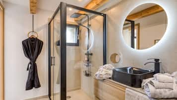 Douche, articles de toilette gratuits, sèche-cheveux, peignoirs
