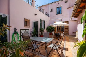 Outdoor dining - Apartment 'Can Seno En Santa Margalida' with Private Terrace, Wi-Fi and Air Conditioning (Santa Margalida)