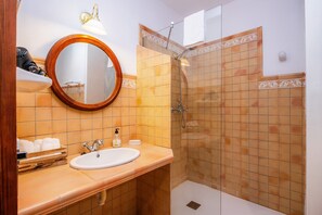 Dusche, Haartrockner, Handtücher