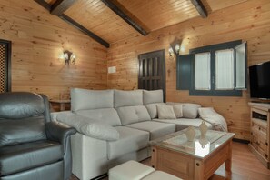 TV, fireplace - Country House 'Villa Ronda' with Mountain View, Wi-Fi and Air Conditioning (Ronda)