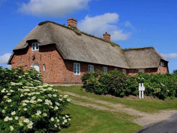 Exterior - Holiday Home 'Friesenhaus Hörn' with Private Terrace, Private Garden and Wi-Fi (Rodenäs)