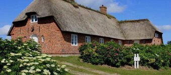 Holiday Home 'Friesenhaus Hörn' with Private Terrace, Private Garden and Wi-Fi