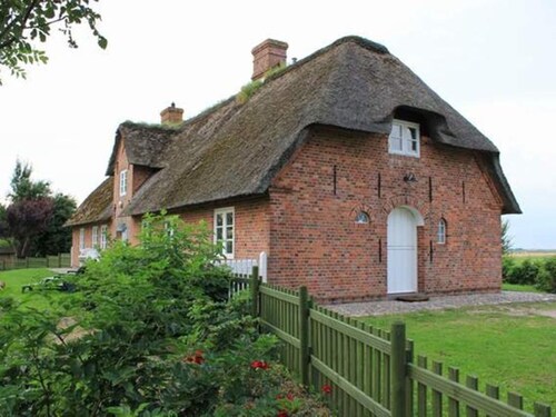 Holiday Home 'Friesenhaus Hörn' with Private Terrace, Private Garden and Wi-Fi