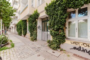Exterior detail - Delightful Friedrichshain Studio, Turnkey w/ Furniture, by Blueground (Berlin)