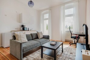 TV, stereo - Delightful Friedrichshain Studio, Turnkey w/ Furniture, by Blueground (Berlin)